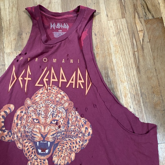 Thrashed Def Leppard Cut-Off Tank Top in Maroon Oversized Fit - Picture 3 of 5